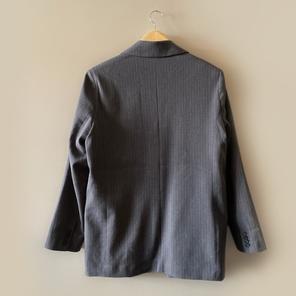 Abercrombie & Fitch - Lightweight Classic Pinstriped Blazer - Picture 9 of 15